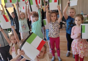 Dzieci pokazują wykonane flagi Włoch.